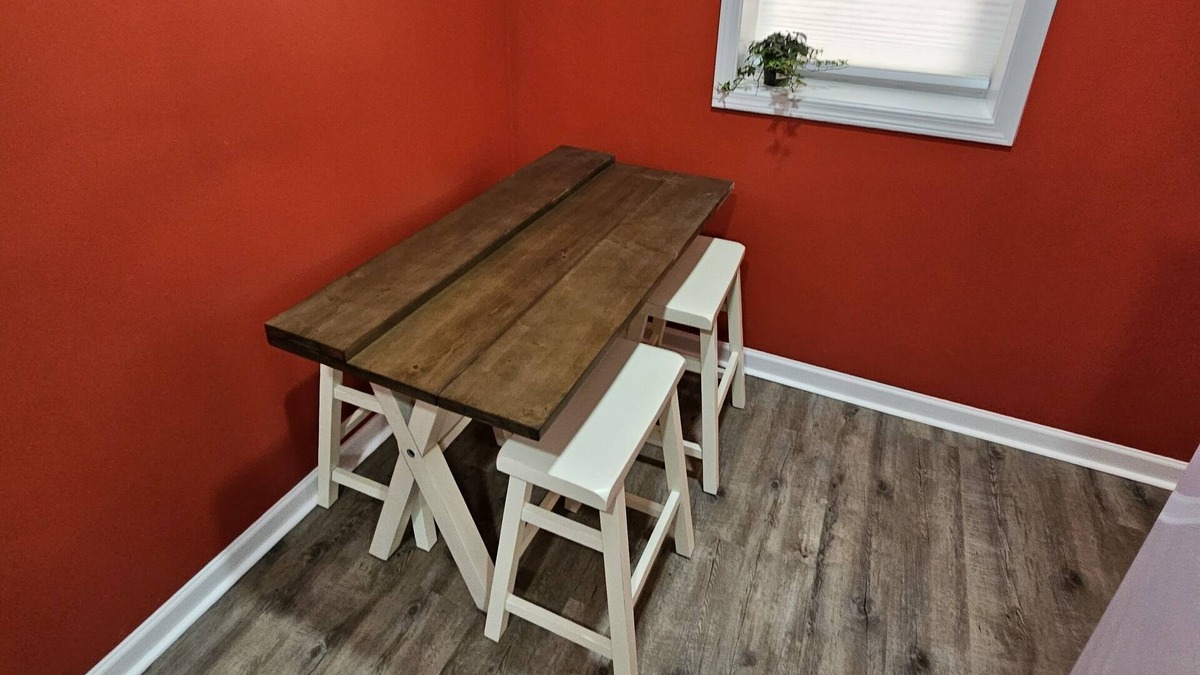 Holly Apartment | The Caboose - Cozy space, steps from downtown