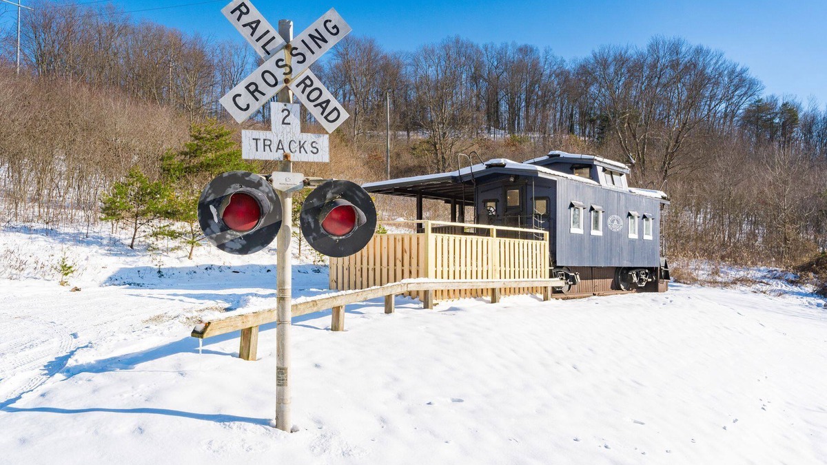 Creola House | The Caboose + Hot Tub I Fire Pit