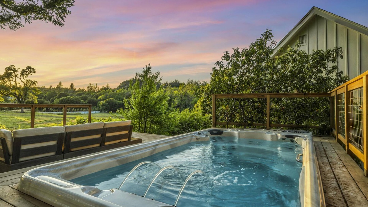 Calistoga House | The Calistoga Cottage — Complimentary wine tasting at Croix included!