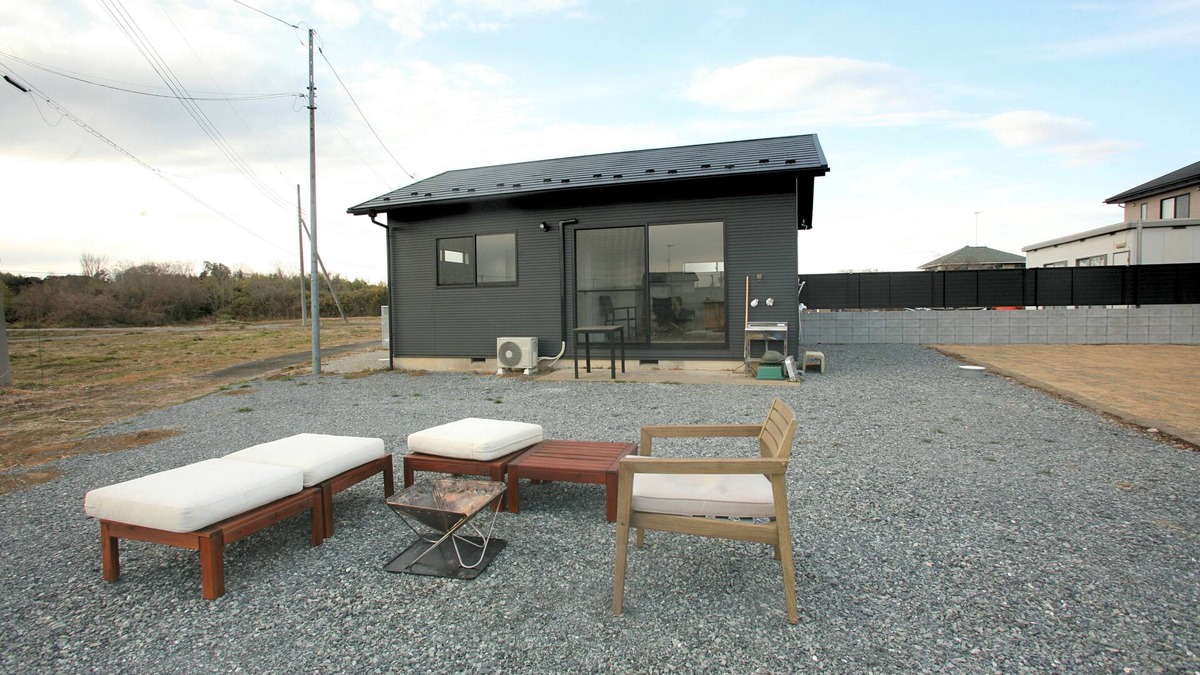 Higashimatsuyama Cottage | The Camping Yard Higashi Matsuyama" - BBQ, campfires, and tents available for overnight stays.