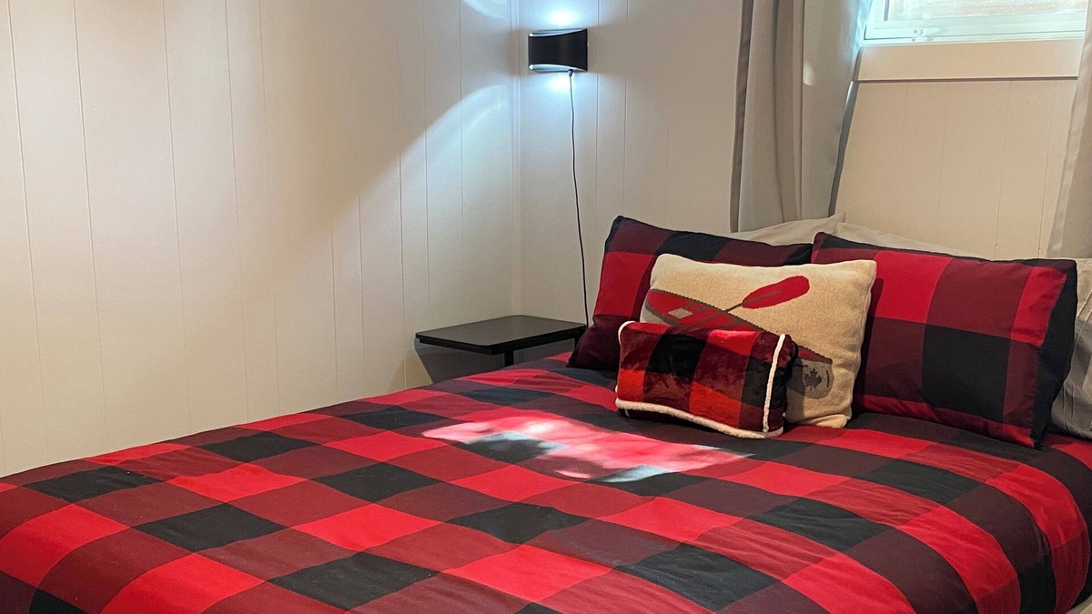 Prince George House | The Canadiana~Cozy &Spotless 2 BR~5min to Hospital~Free WiFi-Dog Friendly