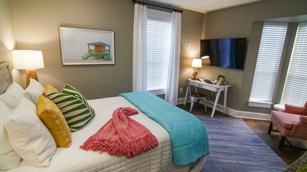 Tallahassee Apartment | The Capitol Inn - Destin Room - Queen bed