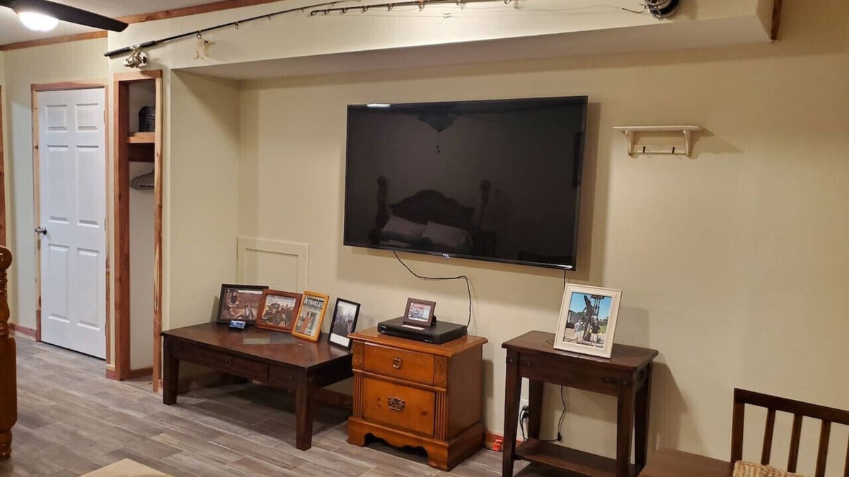 Carrabelle Apartment | The Captain's Quarters @ COLE'S LODGE
