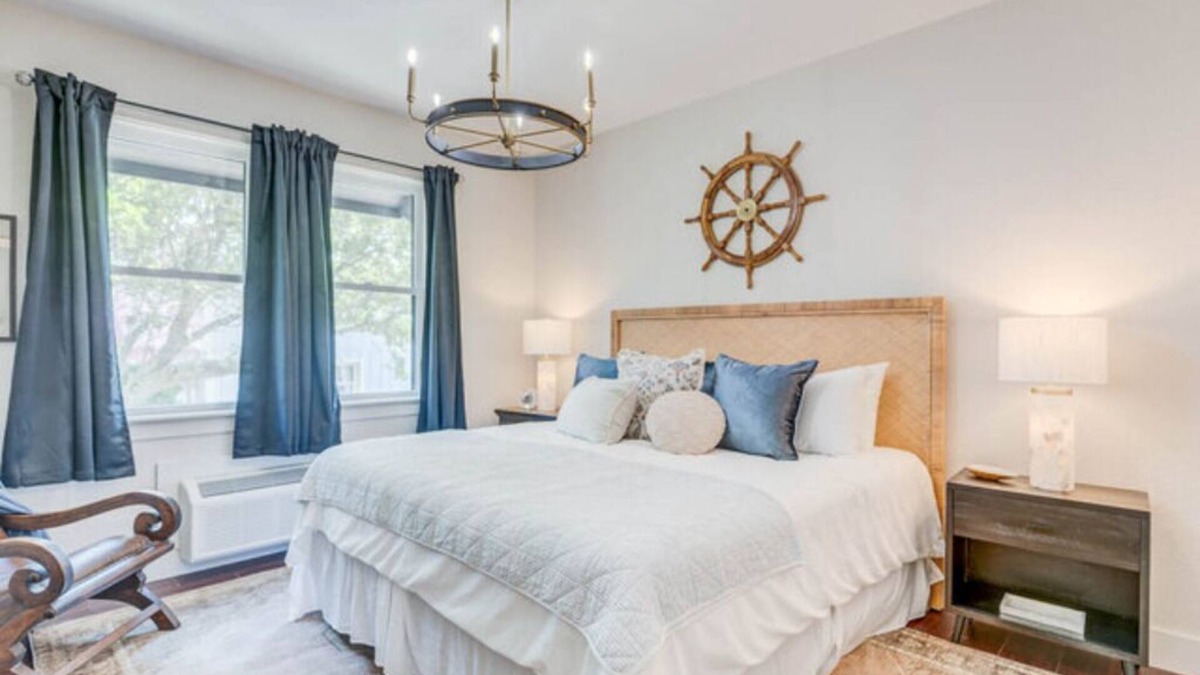 Historic Downtown Manteo Hotel | The Captains Quarters Room