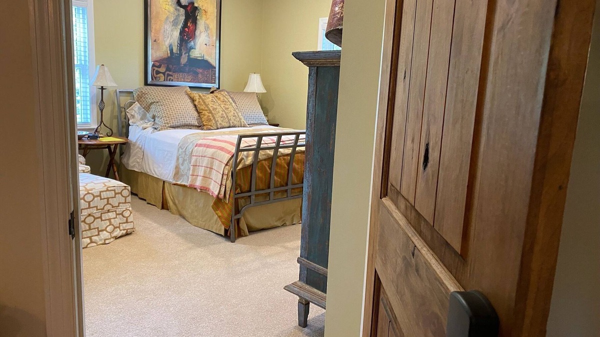 Aiken Bed & Breakfast | The Cardinal Room