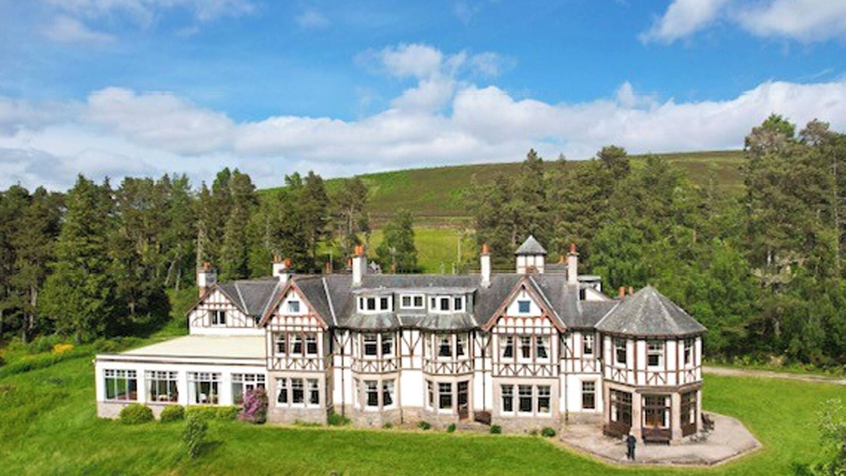 Lairg Cottage | The Carnegie Rooms at Aultnagar Lodge - UK48666