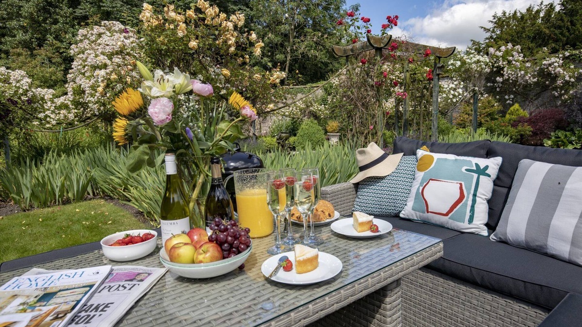 Middleham Cottage | The Carriage House - sleeps 4 guests in 2 bedrooms