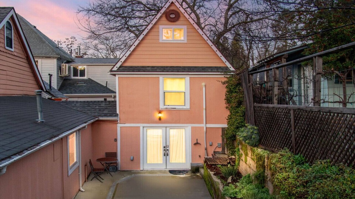 Grass Valley House | The Carriage House- Chic Treetop Loft & Hotub