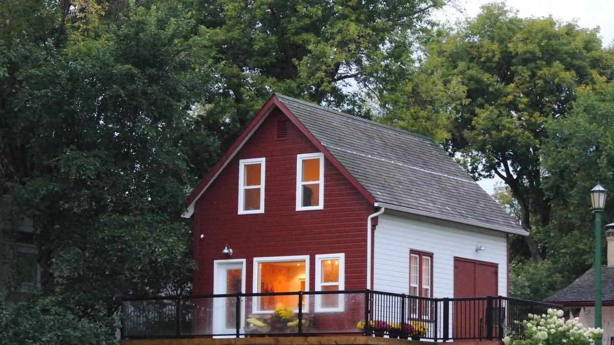 Selkirk Cabin | The Carriage House - your unique private getaway