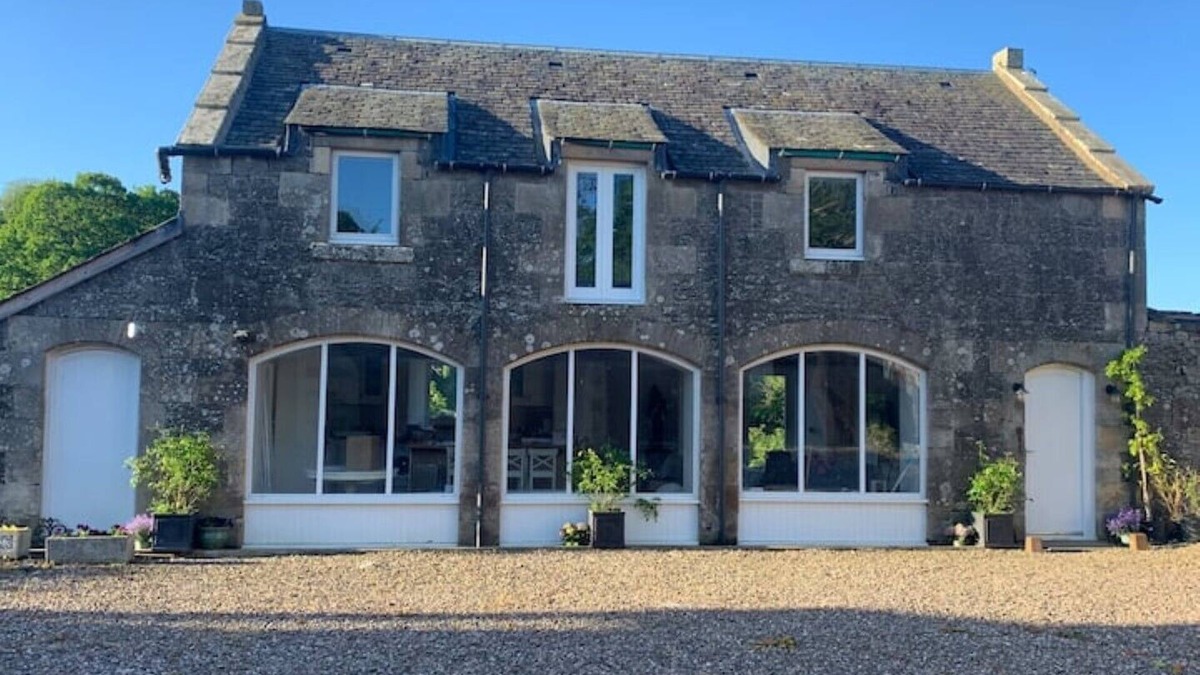 Cupar House | The Carthouse (Luxury 2 bed with private hot tub)