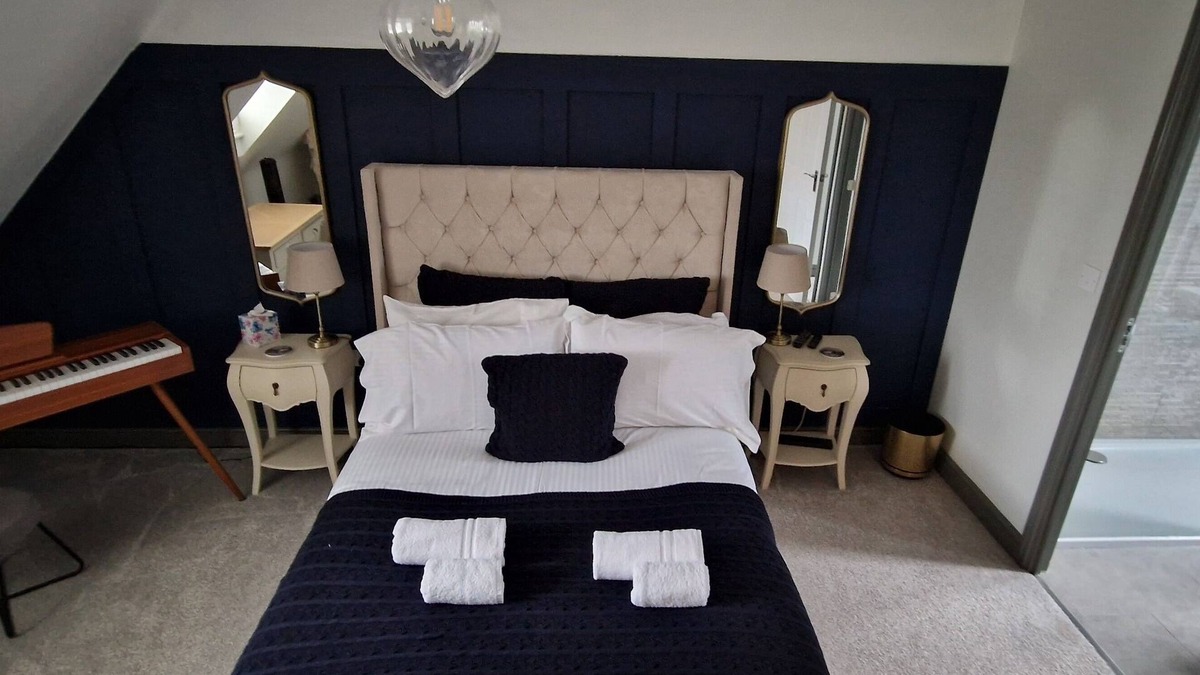 Witney Bed & Breakfast | The Case in Point. Heart of Witney & The Cotsworlds. Pet friendly.