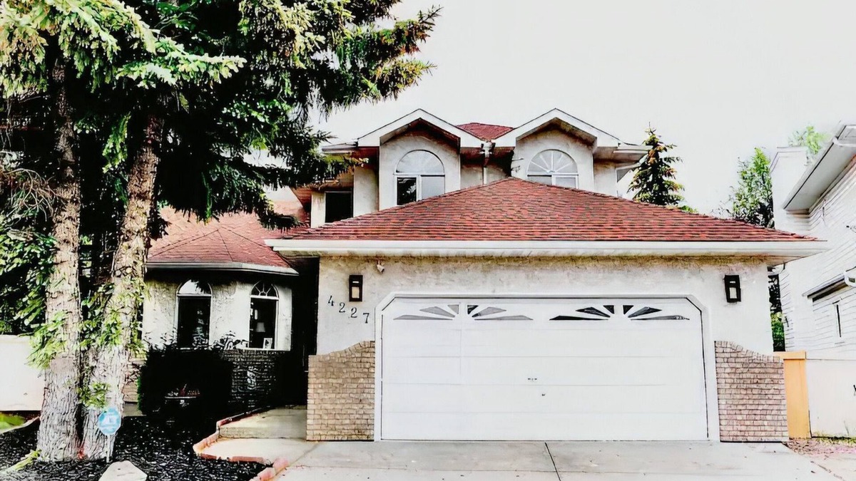 Southeast Edmonton House | The Castle Stay - Enormous backyard, Pool table, jetted tub.