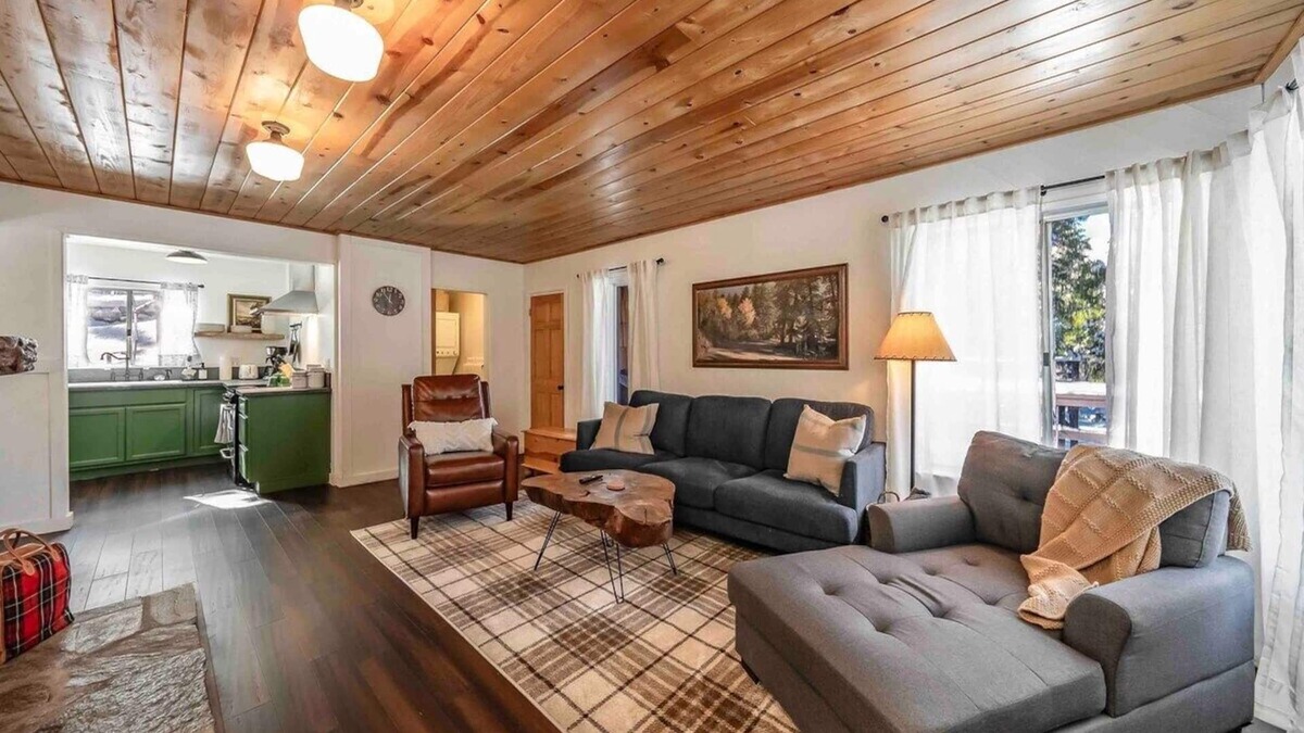 West Village Cabin | The Cedar House ~ Prime Spot + Kayaks & Cool AC