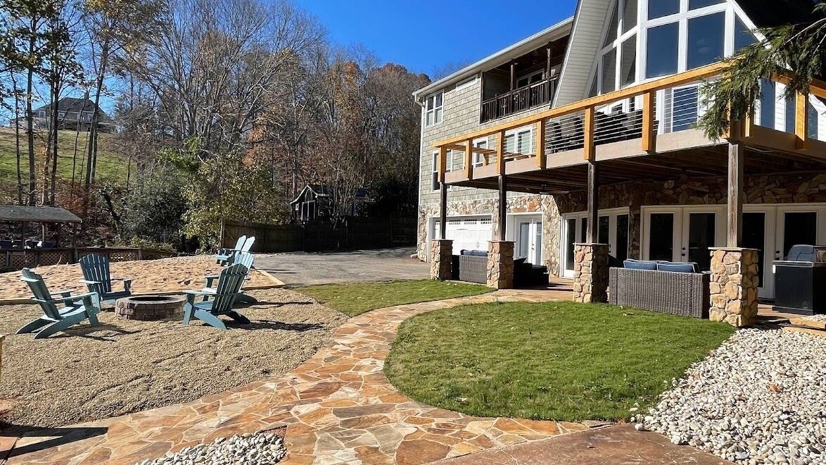 Belmont House | The Chalet on Lake Wylie, 5000 sq ft, Sleeps16, Pet Friendly, Close to Charlotte