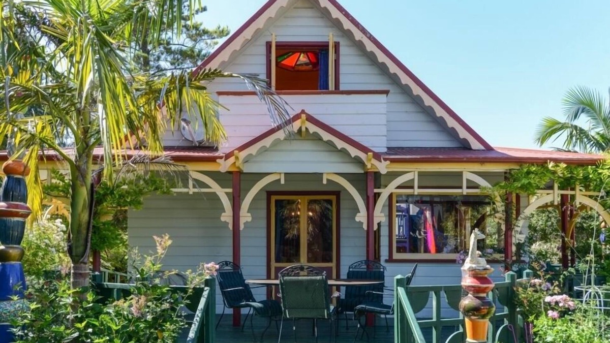 Waimarama Cottage | THE CHALET & Teacastle cottage, Unique private artist cottage in organic garden