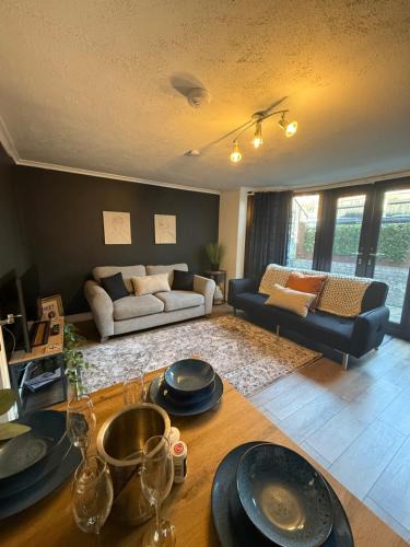 Worcester Apartment | The Chapel - Worcester City - FREE Parking, WI-FI, Toiletries - TVs in rooms - Stocked kitchen - Entire Apart - Self Check-In - Outside Space