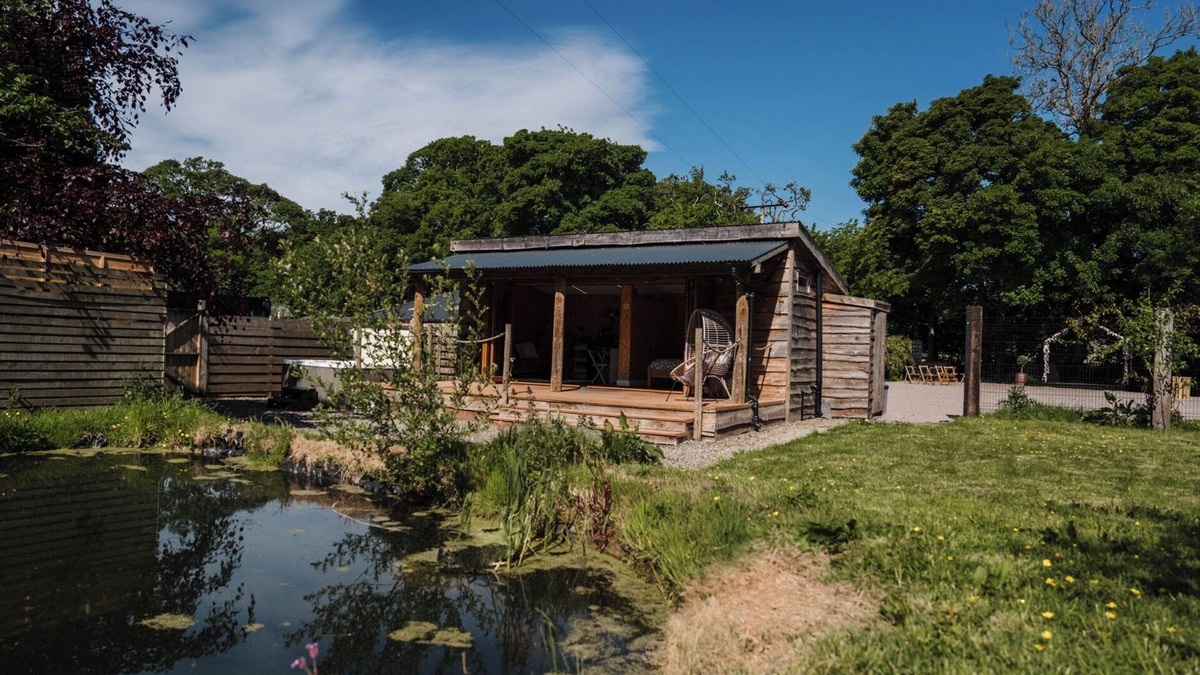 Carlisle Cottage | THE CHARD, romantic, with hot tub in Longtown