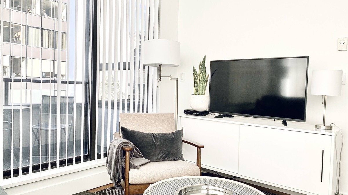Downtown Vancouver Condo | The Charlie Suite by COMFYSUITES