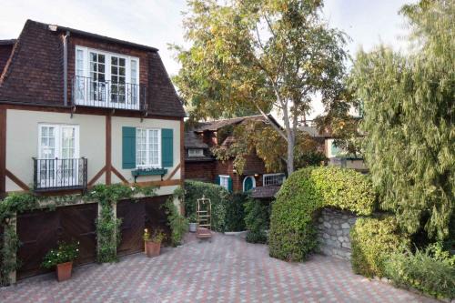 Beverly Grove Hotel | The Charlie West Hollywood