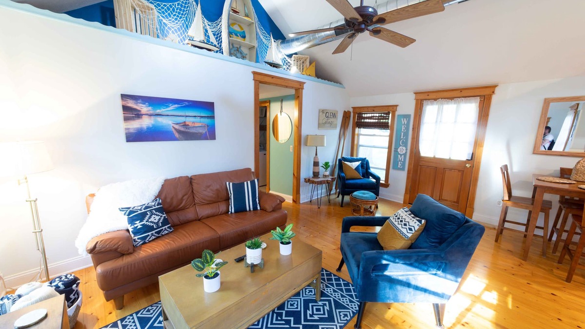 Glenn Cottage | The charming Glenn Cottage! Walk to Lake Michigan!