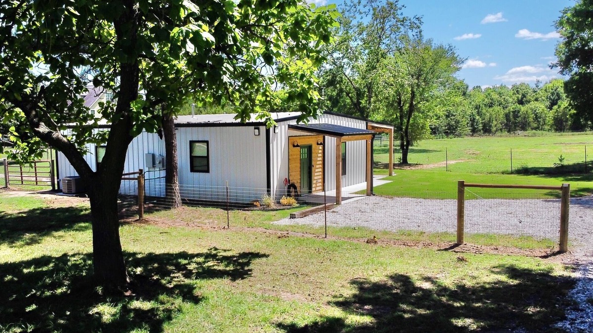 Tulsa Other | The charming Scissortail Farmhouse on land with hot tub minutes from downtown!