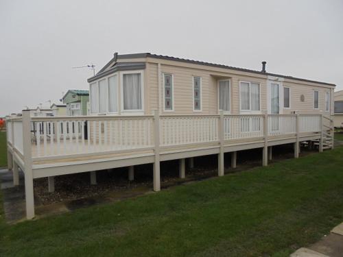 Ingoldmells Apartment | The Chase Topaz Super 4 Berth panel heated Wrap around veranda