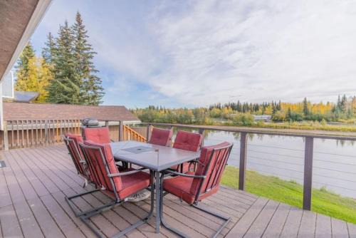 College House | The Chena River House South Suite