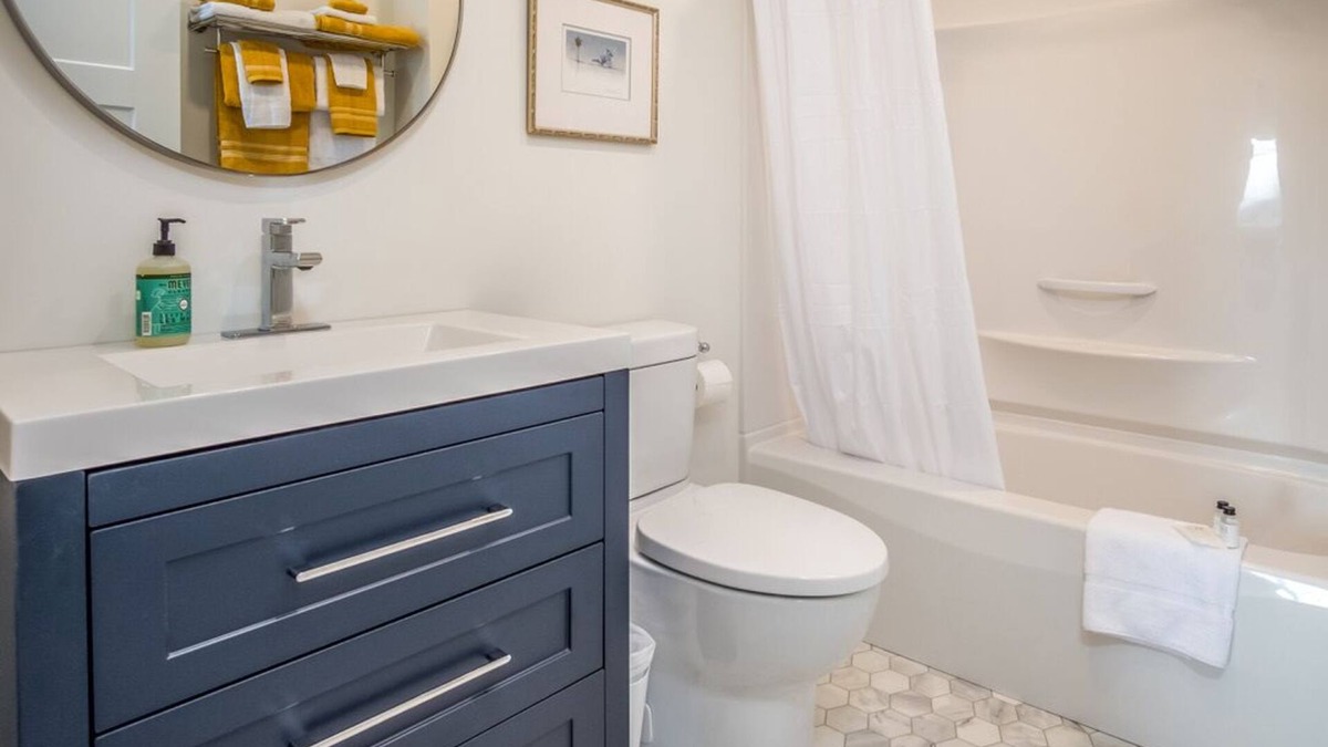 Courtenay House | The Chickadee Suite