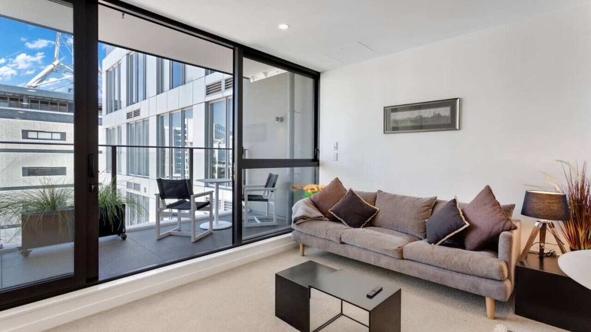 Newton Apartment | The CityScape Apartment with Wi-Fi and Balcony