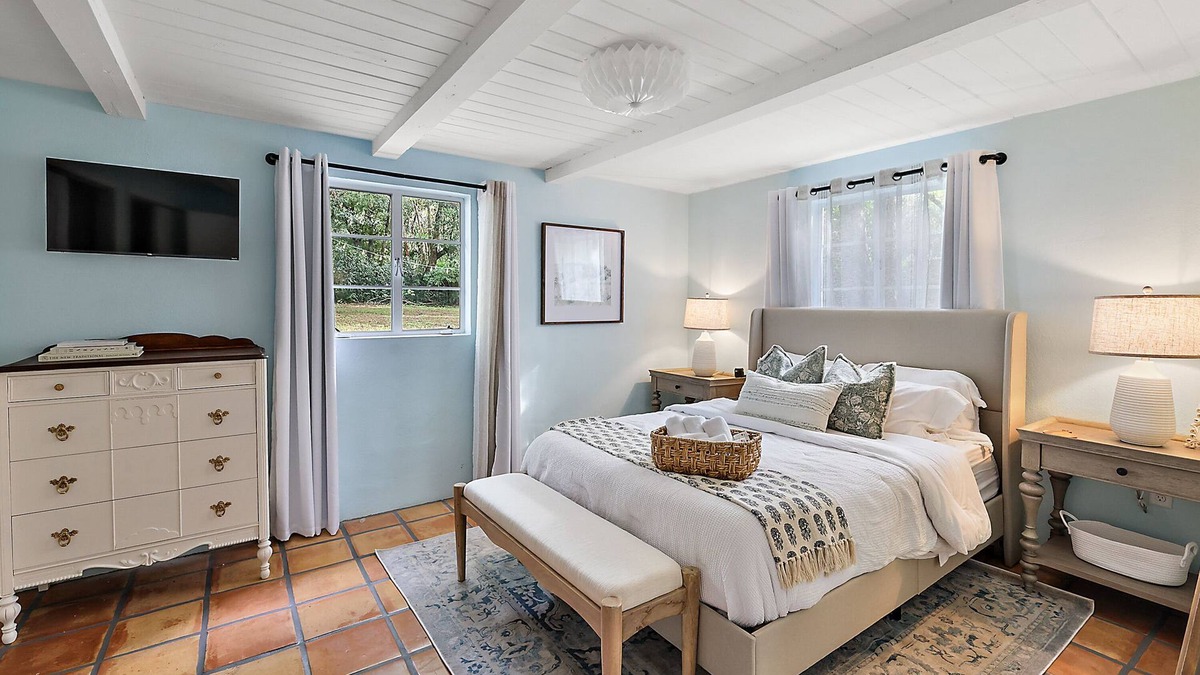 Mount Dora House | “The Clara” 4min drive to DT Mt Dora! Fenced in home on huge lot!