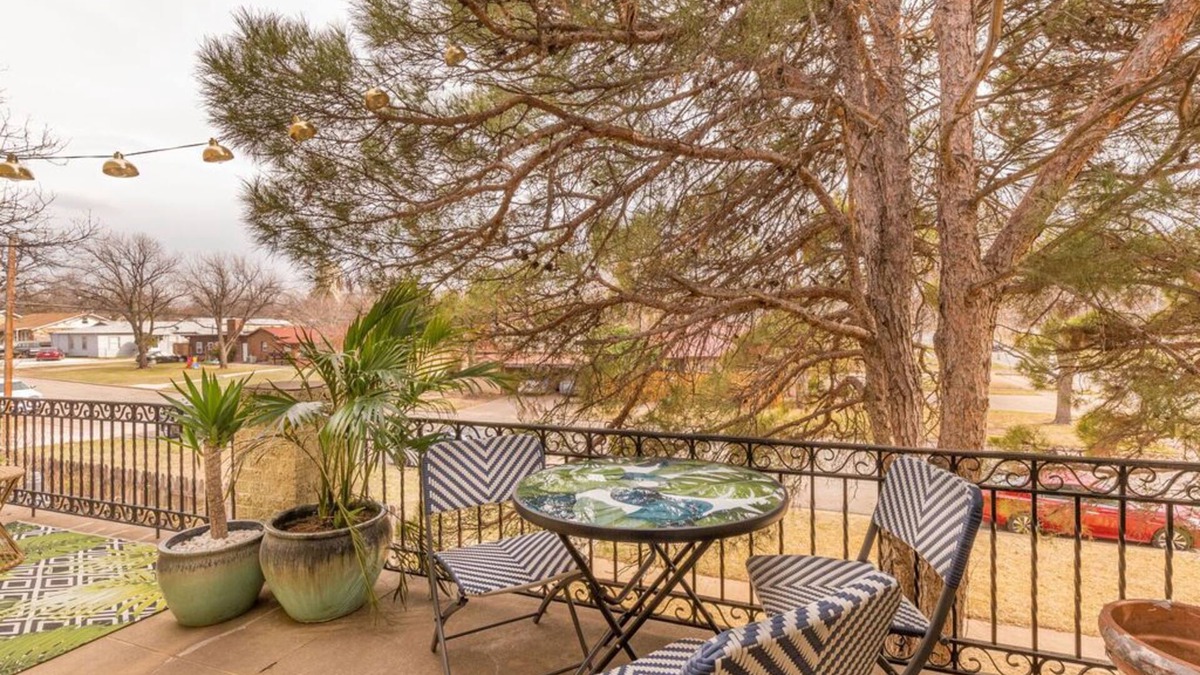 Sayles Blvd. Area House | The Classical - make your stay remarkable!