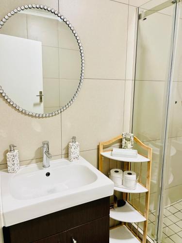 Greater Johannesburg Metropolitan Area Apartment | The Classy West End 1 bed with sleeper couch