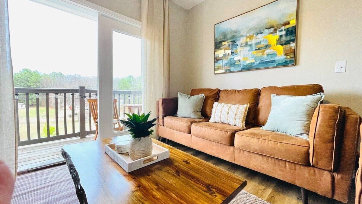 Oxford House | The Cleveland, 2BR Modern Condo by VelvetDitchVillas