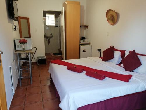 Die Hoewes Bed & Breakfast | The Clifton Room's