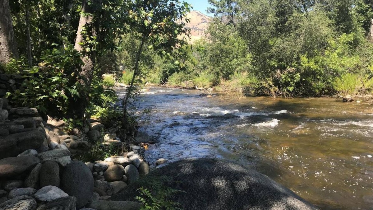 Three Rivers House | "The Clouds River Villa " - Water front paradise 7 miles from Sequoias Gate