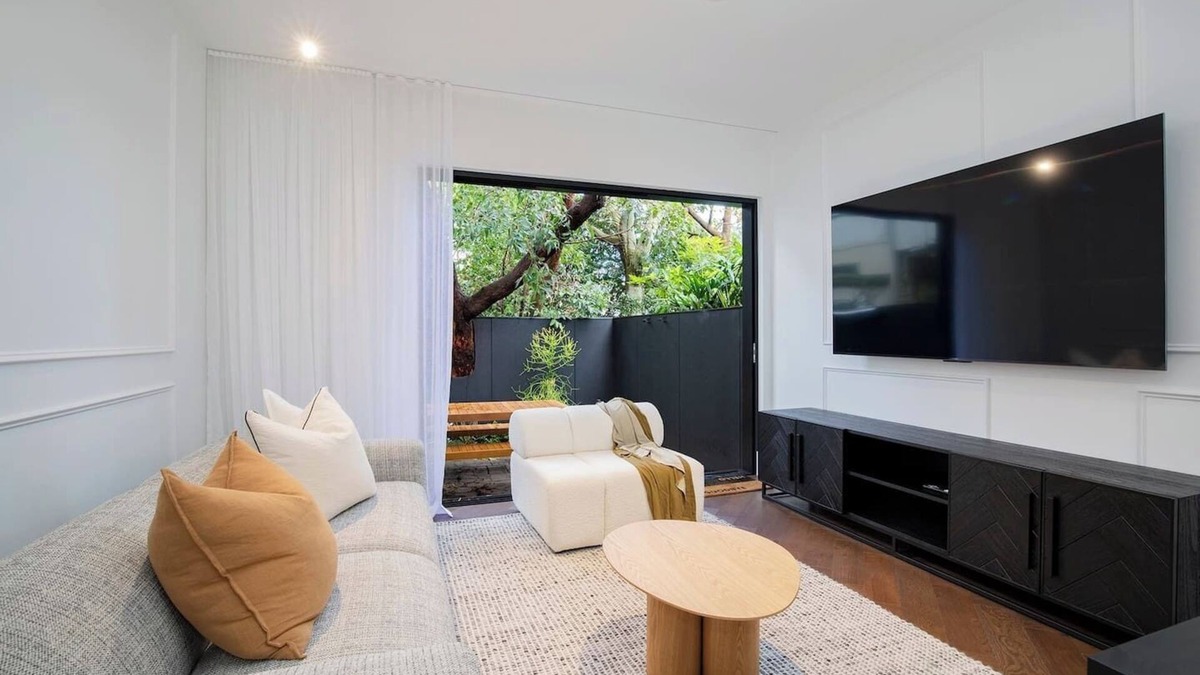Cooks Hill House | The Cloudscape Cosy Modern and Chic Designer Pad