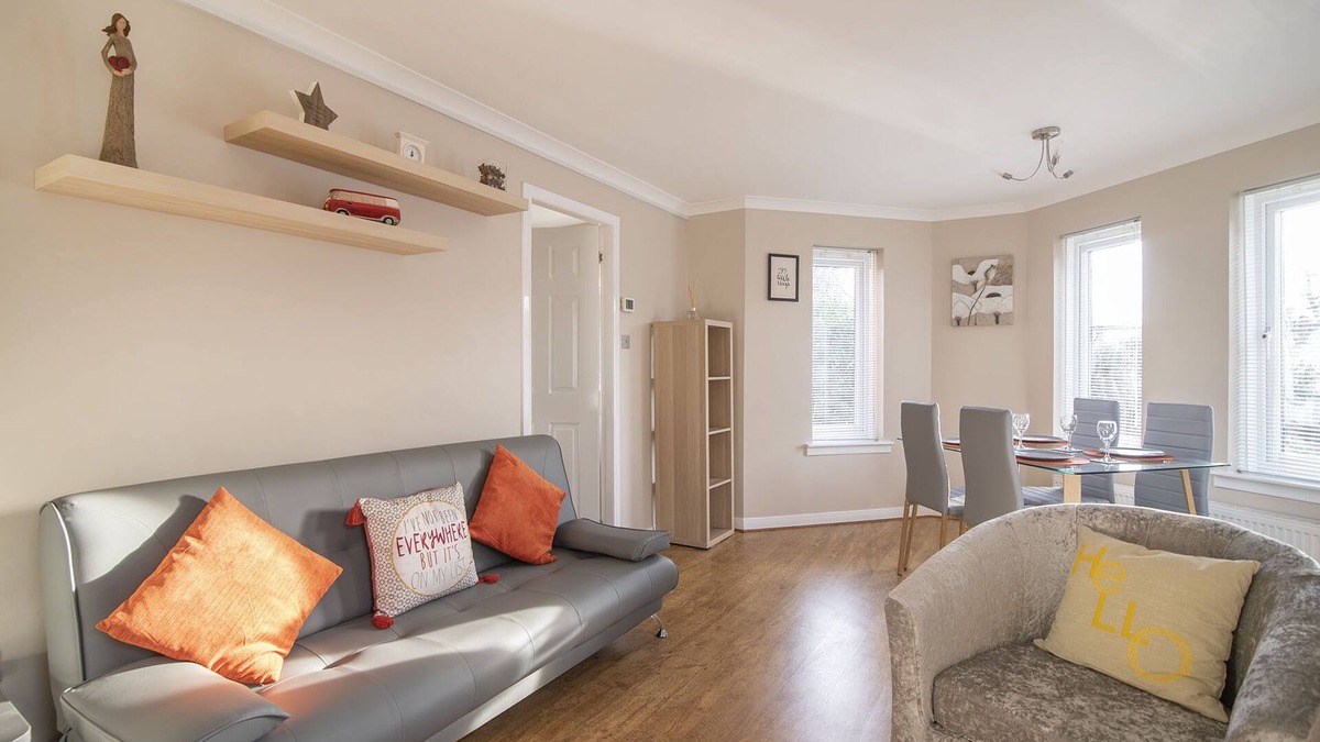 North West Apartment | The Cluthar: Ground Floor West End/City Centre/Rockvilla Flat & Parking