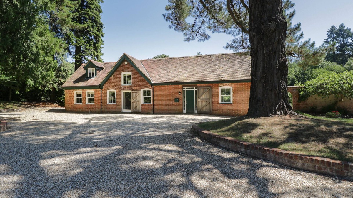 New Forest District Cottage | THE COACH HOUSE, family friendly, with open fire in Fordingbridge
