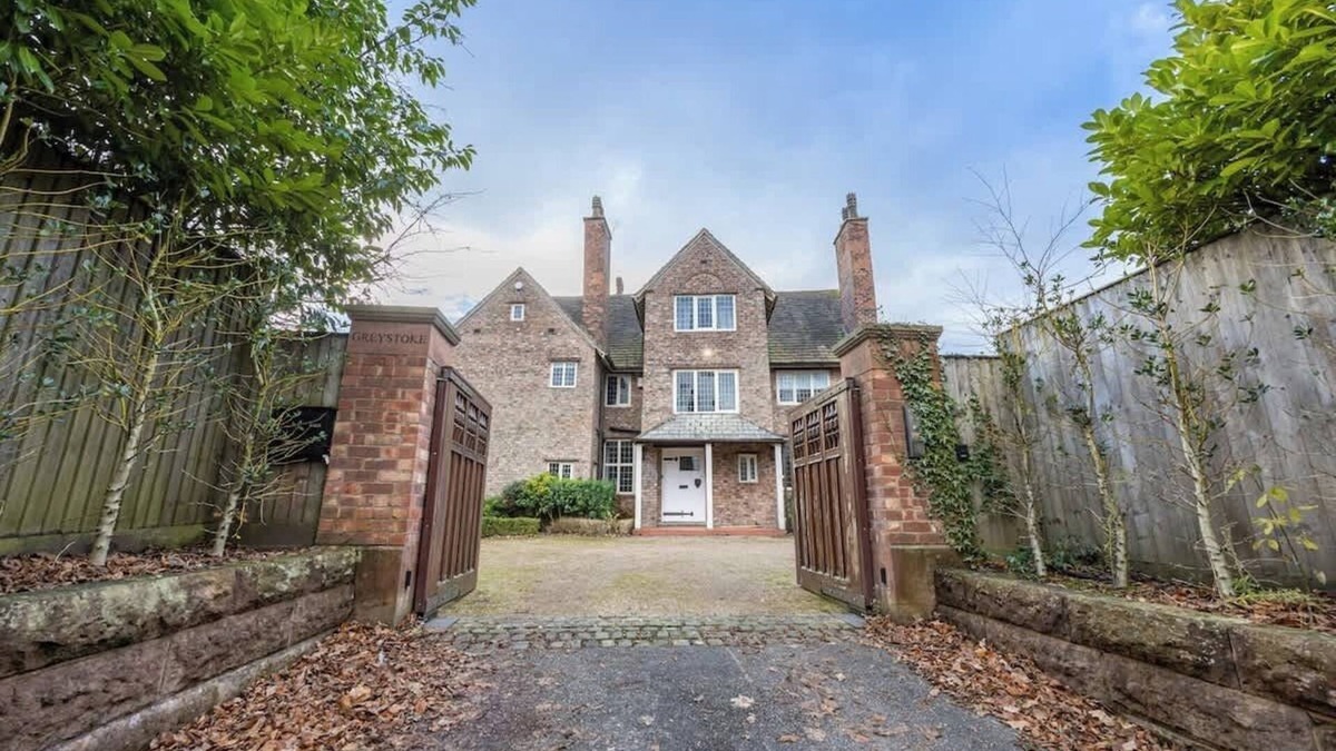 Trafford House | The Coach House Grade II Listed