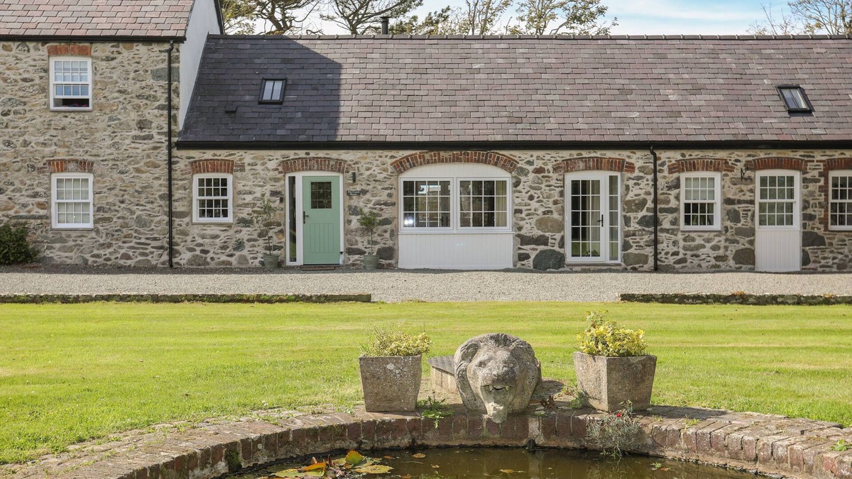 Bryngwran Cottage | THE COACH HOUSE, pet friendly, character holiday cottage in Rhosneigr