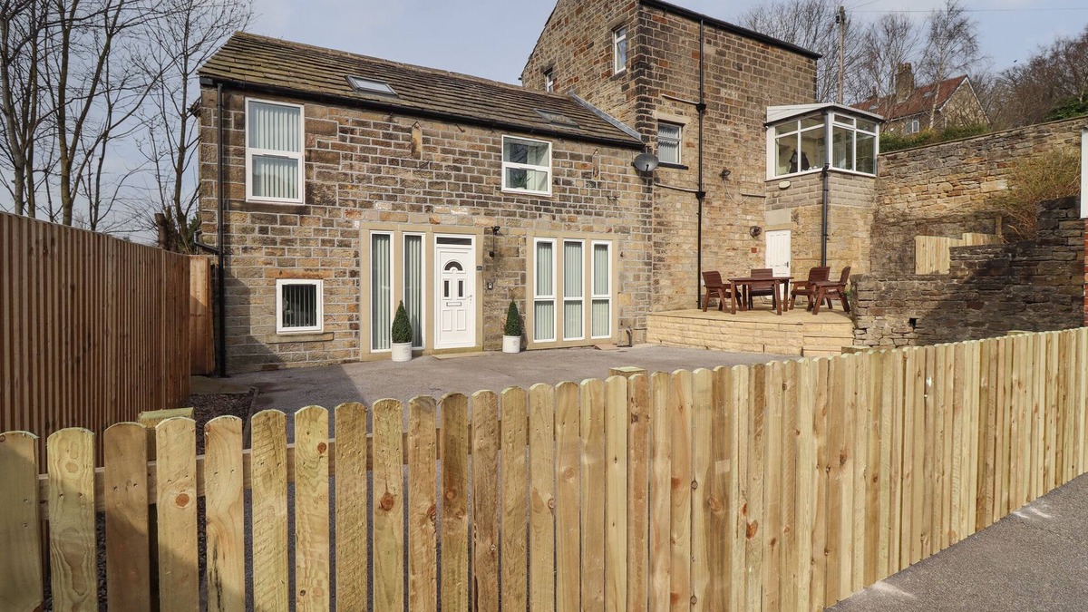 Keighley Cottage | THE COACH HOUSE, pet friendly in Riddlesden