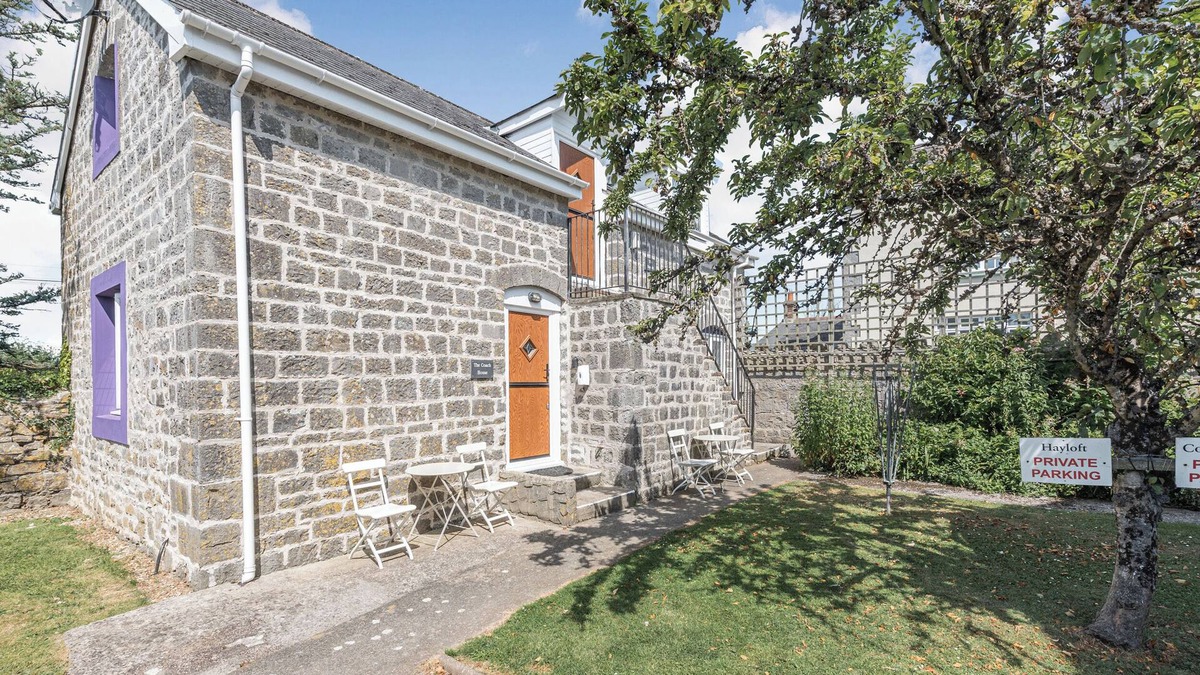 St. Florence Cottage | THE COACH HOUSE, pet friendly, with pool in St Florence