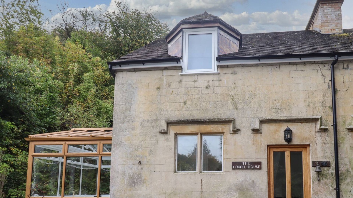 Brimpsfield Cottage | THE COACH HOUSE, pet friendly, with open fire in Brockworth
