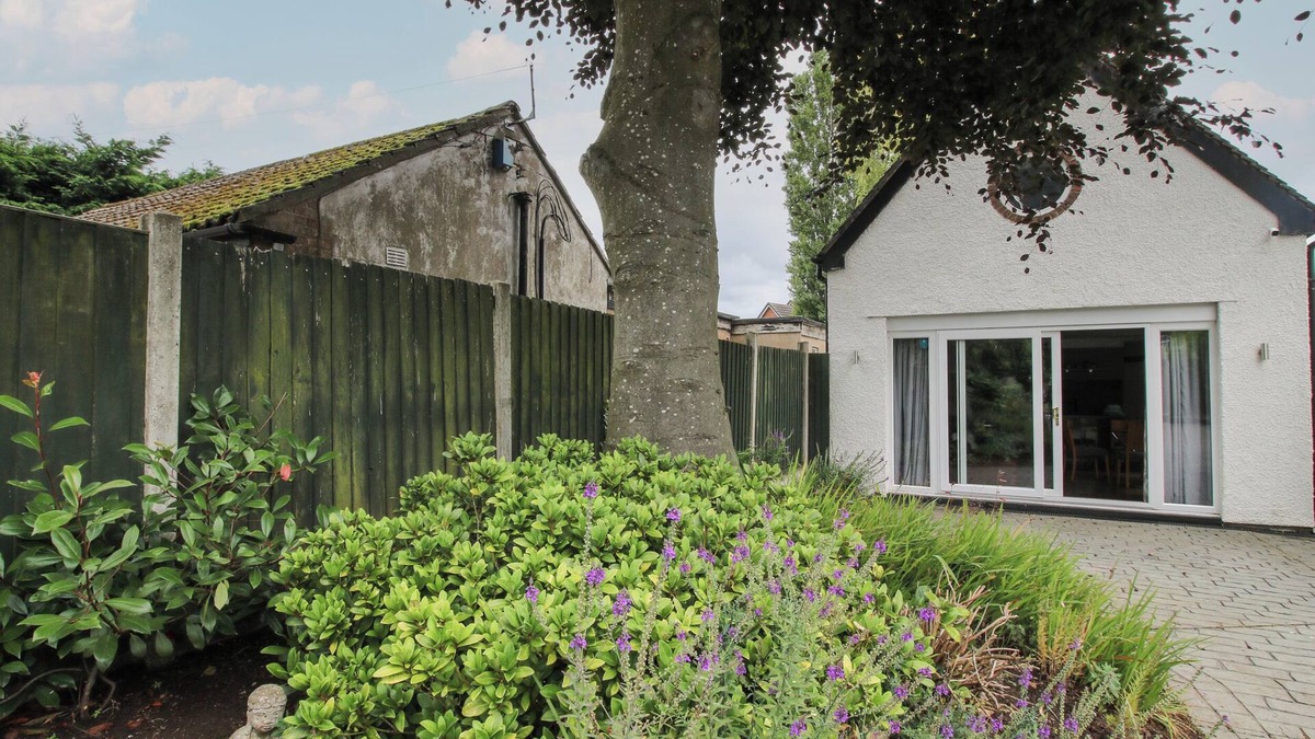 Newcastle-Under-Lyme House | THE COACH HOUSE, pet friendly, with a garden in Baldwin's Gate