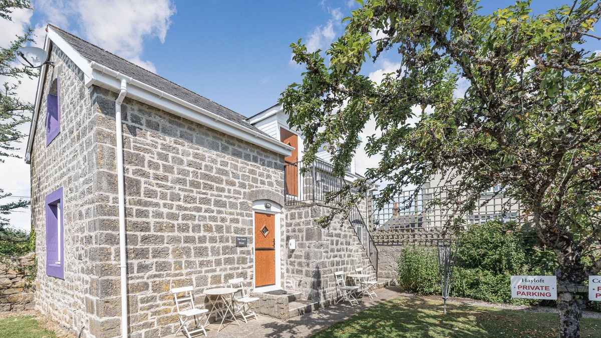 St. Florence Apartment | THE COACH HOUSE, pet friendly, with pool in St Florence
