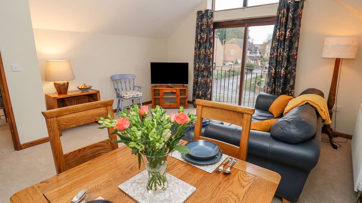 Cheltenham Cottage | THE COACH HOUSE, romantic, character holiday cottage in Cheltenham