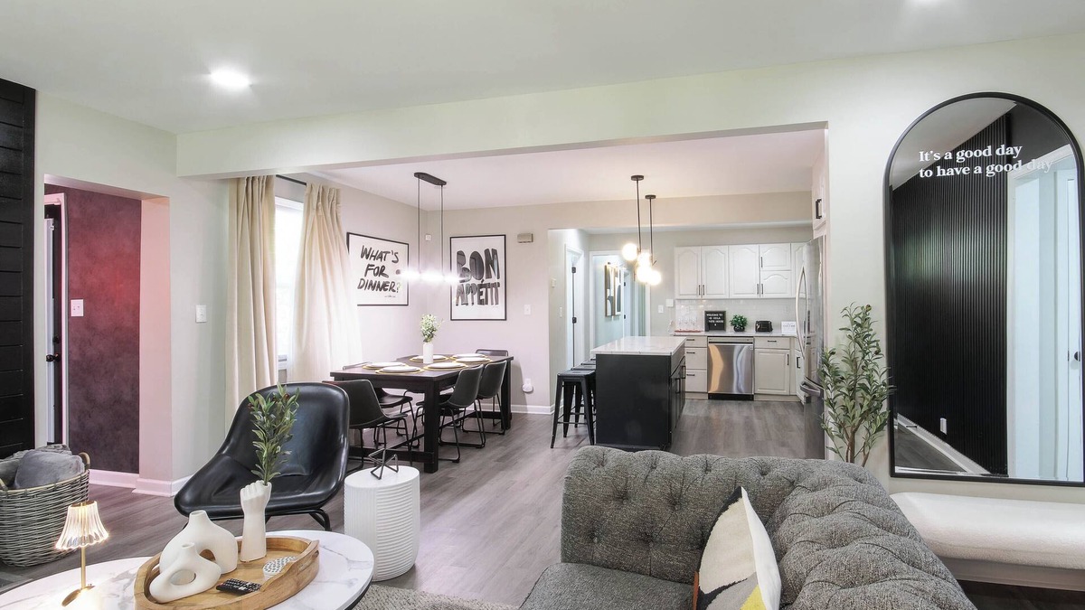Columbia House | The Cola White House: Sleeps 16 + 4 BDRM w/Smart TV's + Theater + 7 mins to DT