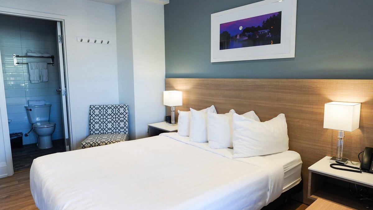 Grand Bend Hotel | The Colonial Hotel - Premium Queen