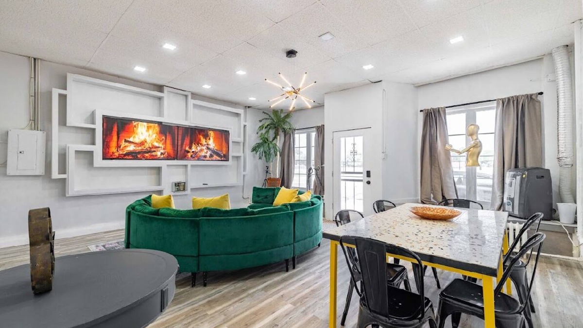 Detroit House | The Color Lounge! Spacious 4-bedroom house with WiFi and AC in terrific Detroit