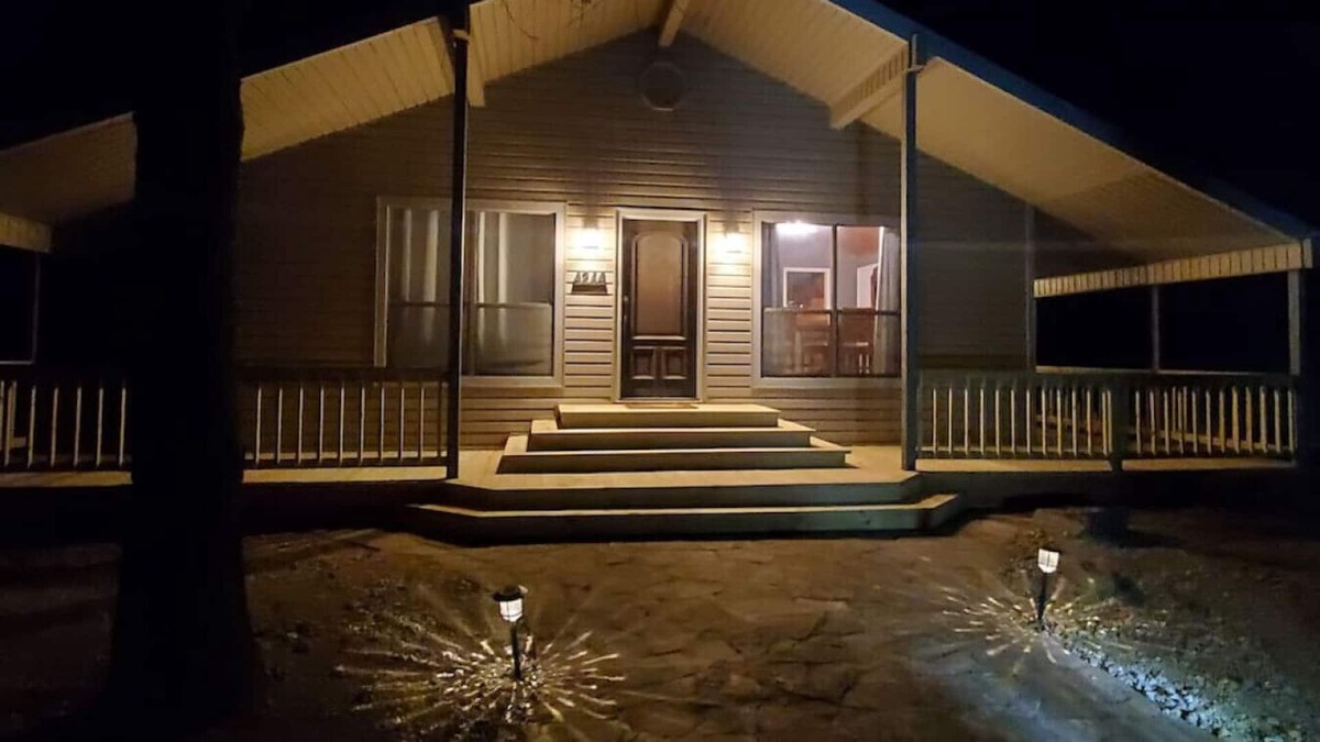 Sulphur House | The Commander's Cabin